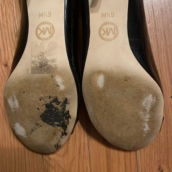 Michael Kor Black Logo Shoes 2.5 inch heel rounded toe - Picture 13 of 15